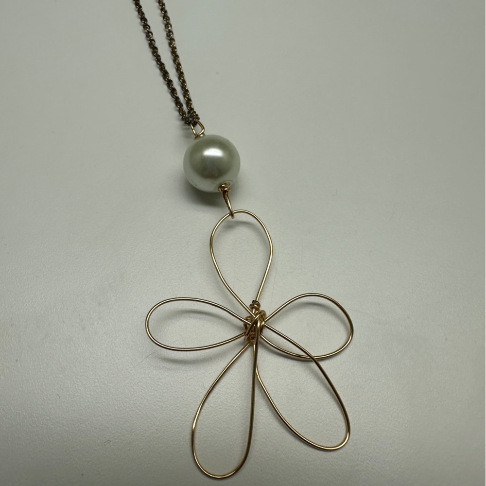 Gold Flower Pendant Necklace with Pearl – Elegant & Unique
